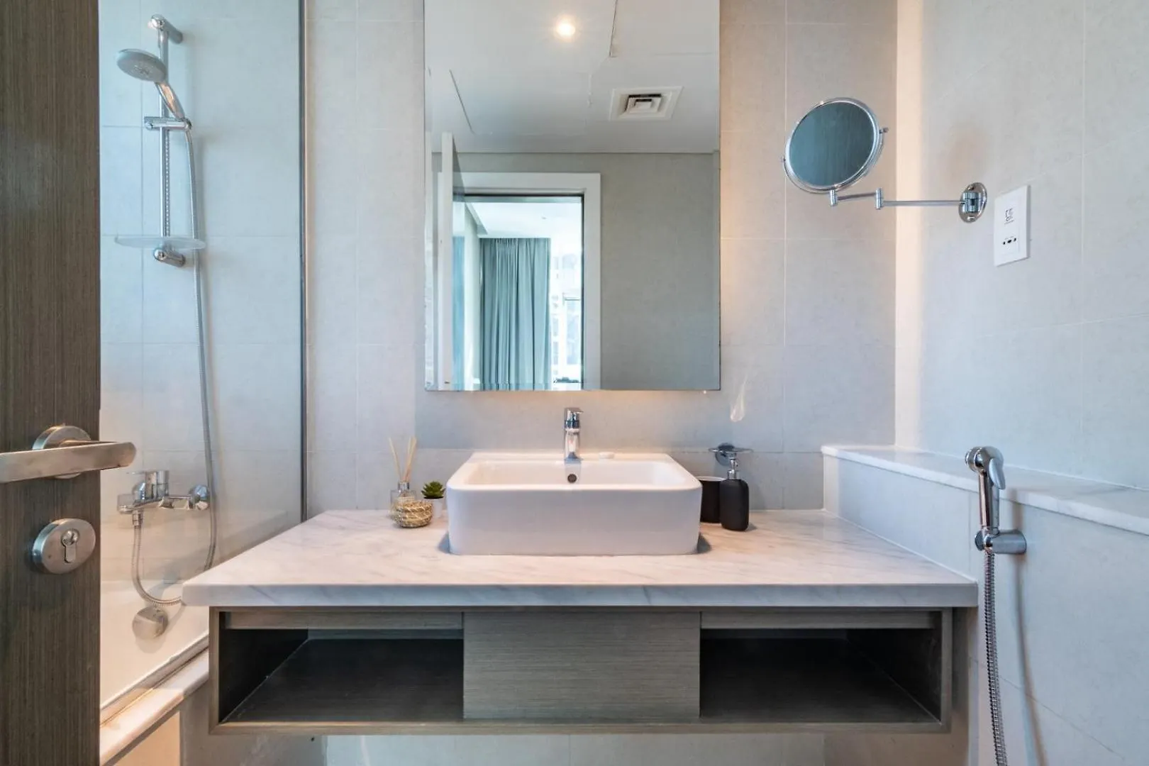 Guestready Holiday Homes - Afterlight Roses Dubai Lägenhet