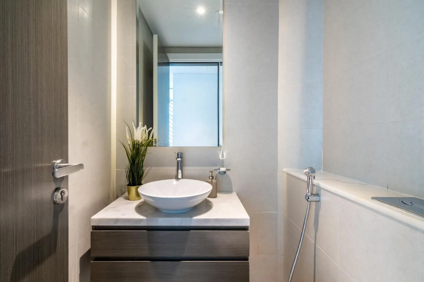 Lägenhet Guestready Holiday Homes - Afterlight Roses Dubai Förenade Arabemiraten