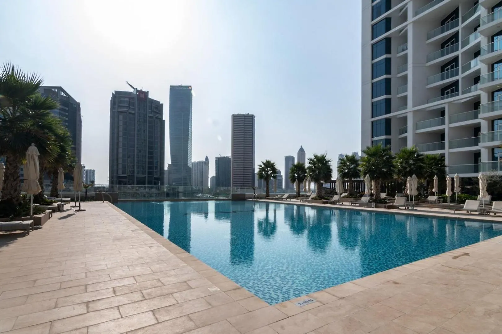 Lägenhet Guestready Holiday Homes - Afterlight Roses Dubai Förenade Arabemiraten