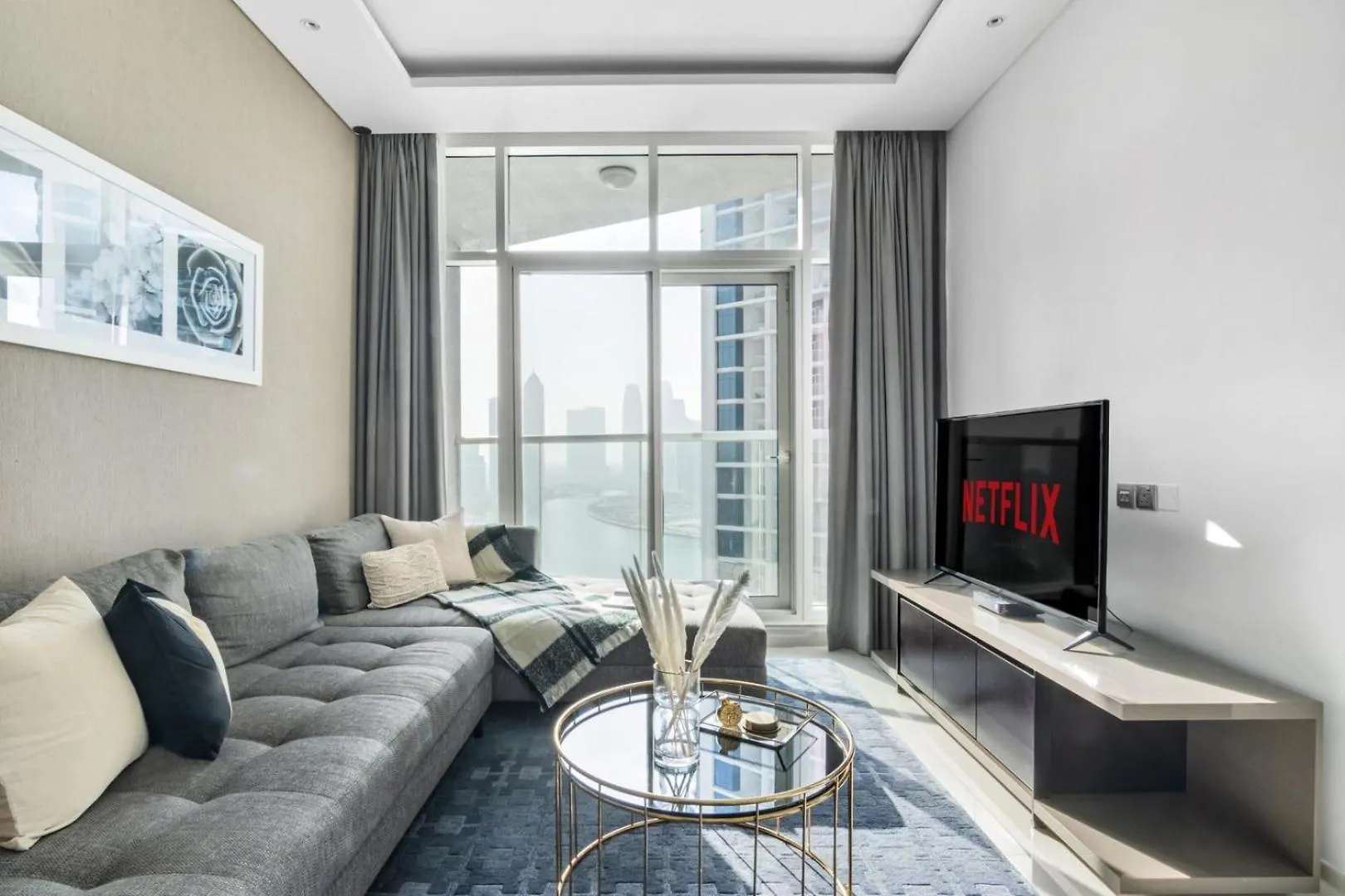 Guestready Holiday Homes - Afterlight Roses Dubai Lägenhet